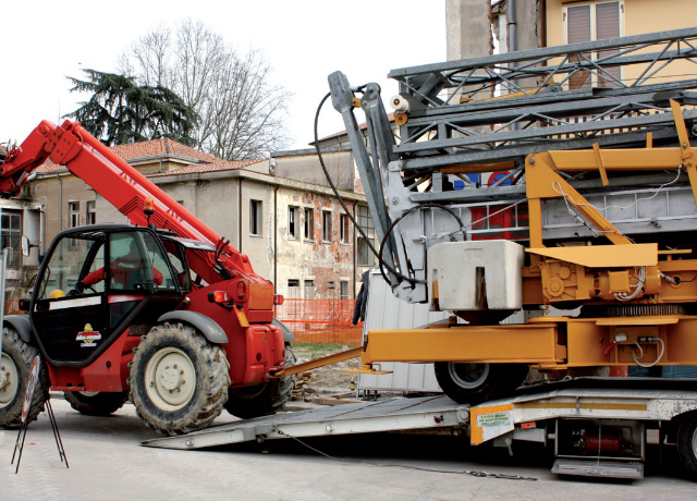 Gru automontanti a noleggio ad altezza variabile Gru automontanti a noleggio ad altezza variabile