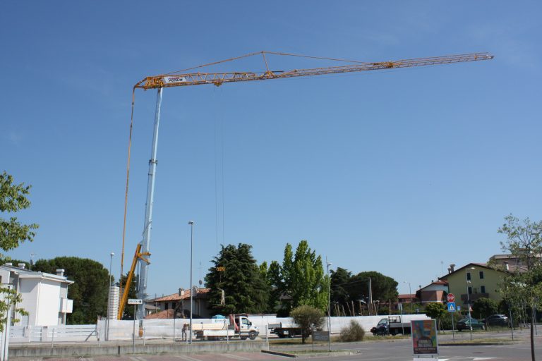 Noleggio Gru Edili Automontanti ad Altezza Variabile
