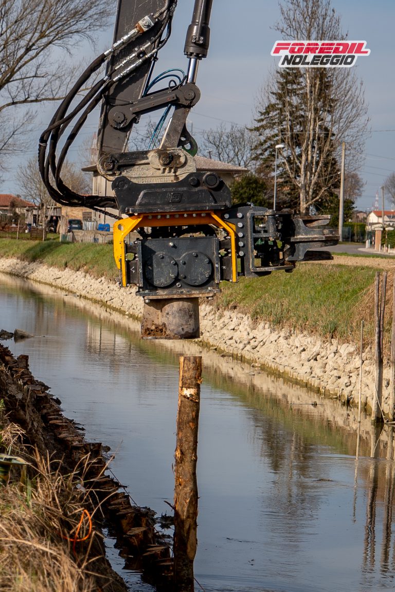 escavatore con battipalo a noleggio