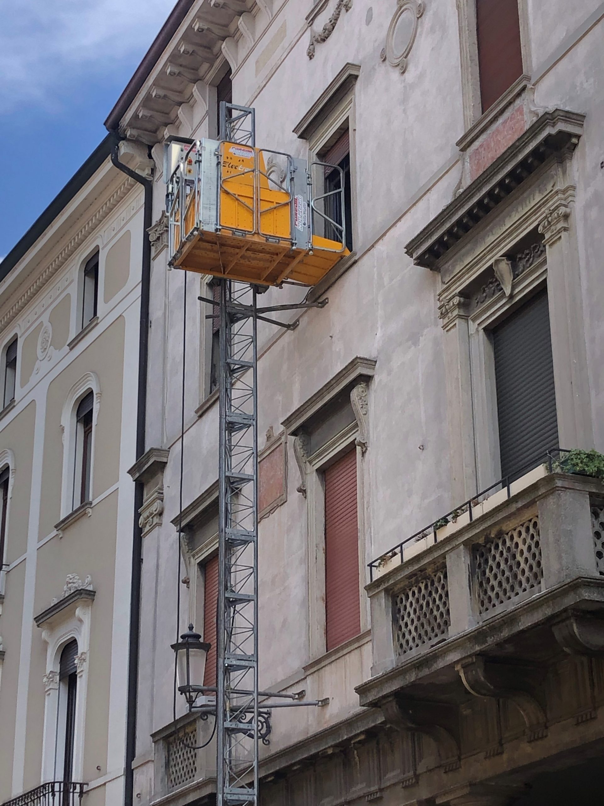 Noleggio ascensori da cantiere Padova, noleggio montacarichi - Foredil